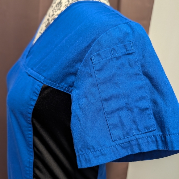 🖤 2 MOBB Colorblock Scrub Tops - Picture 5 of 9